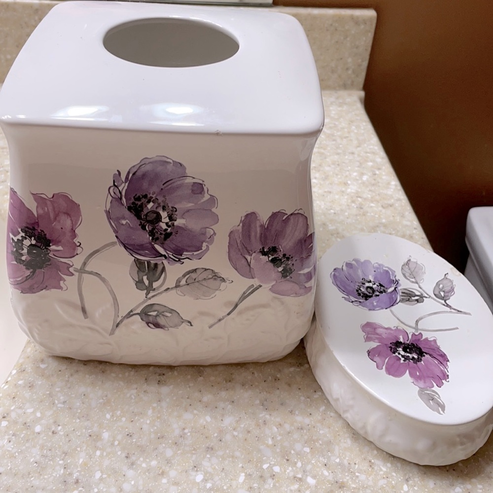 Tissue holder / matching soap dish